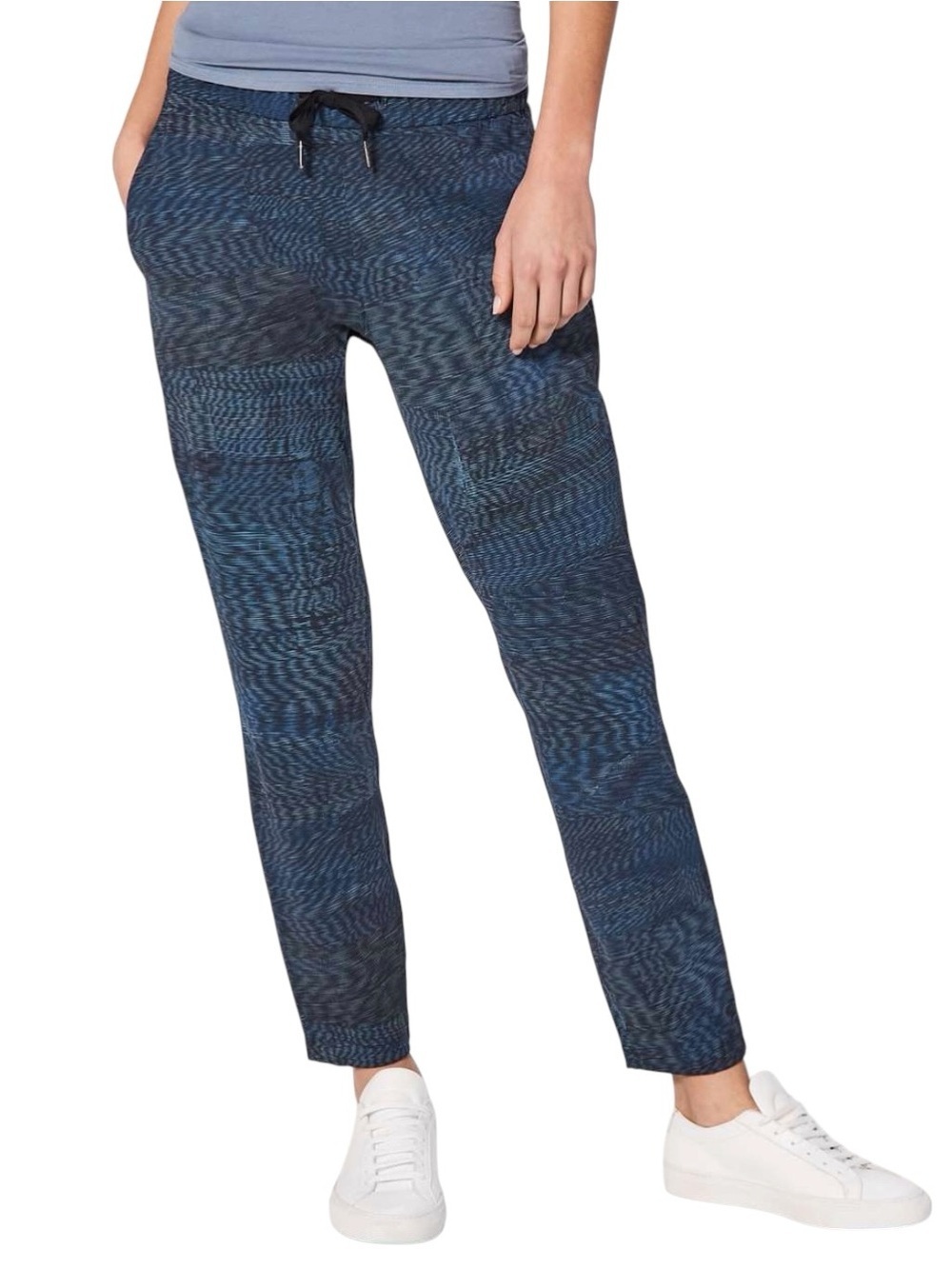 lululemon on the fly 28 “ performance Blue print Elastic Waist track pants 6
